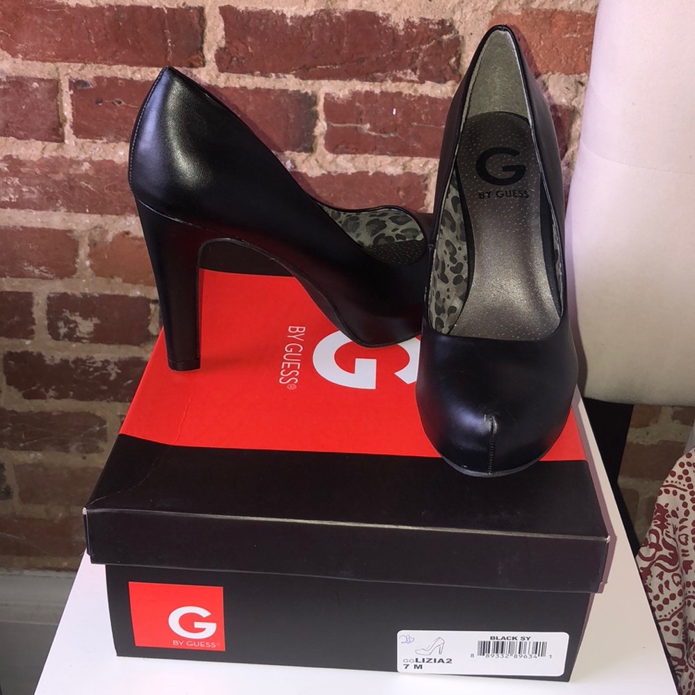 NWT black GUESS pumps